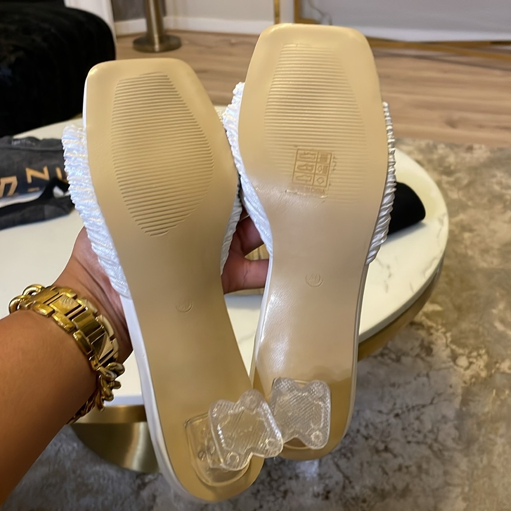 Boutique Knot Front Pleated NEW White Woman’s 2in chunky Sandals Size 9 - Picture 5 of 5